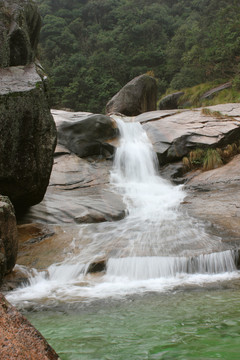 山間溪流