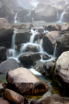 山間溪流