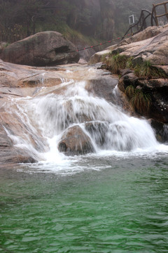 山間溪流