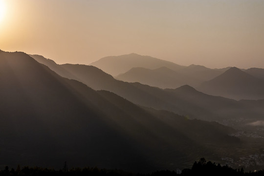 朝阳映衬下的群山轮廓图片