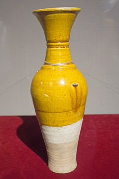 辽代黄釉长颈瓶