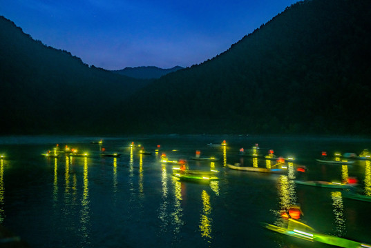 漁民劃船場(chǎng)景