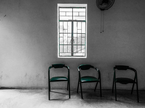 墨绿椅子旧房间