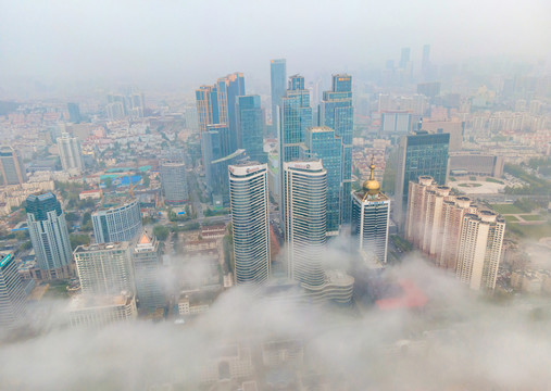 航拍青岛香港路平流雾