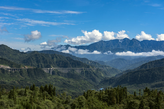 最美雅西高速穿越崇山峻岭