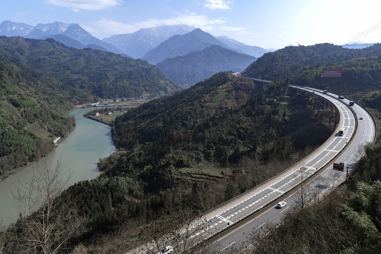 最美雅西高速穿越崇山峻岭