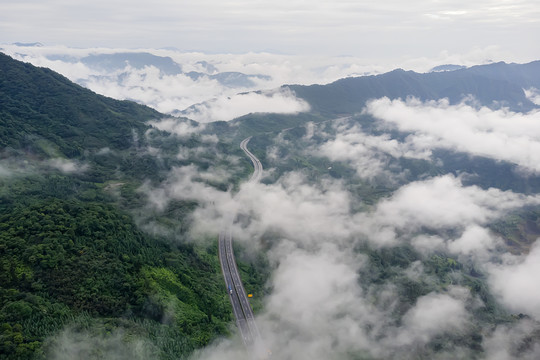 航拍最美雅西高速穿越崇山峻岭