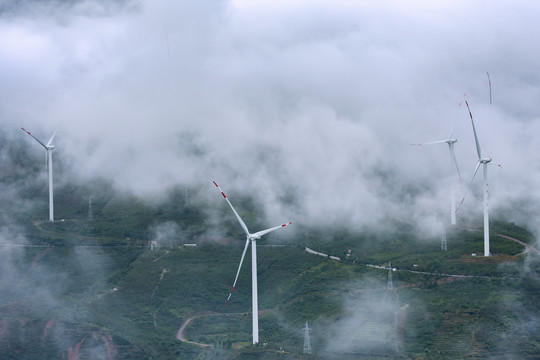 云雾缭绕山区风力发电