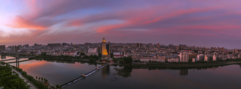 城市河流霞满天摄影图