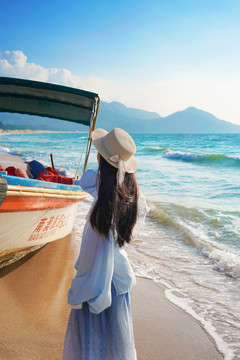 深圳南澳旅行海边带着帽子的女孩