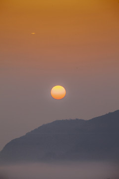 朝霞日出山脉