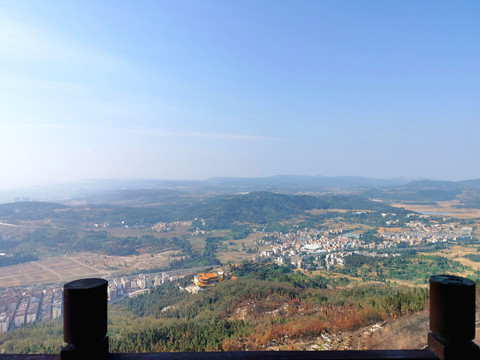 站在靖宁宝塔看曲靖城区