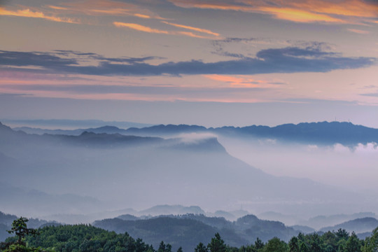 朝霞晨雾缭绕红岩山自然景观