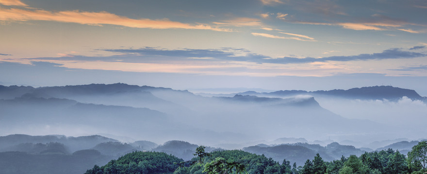 朝霞晨雾缭绕红岩山自然景观