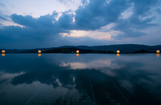 湖光山色夜景