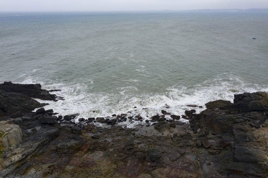 航拍海岸线海浪