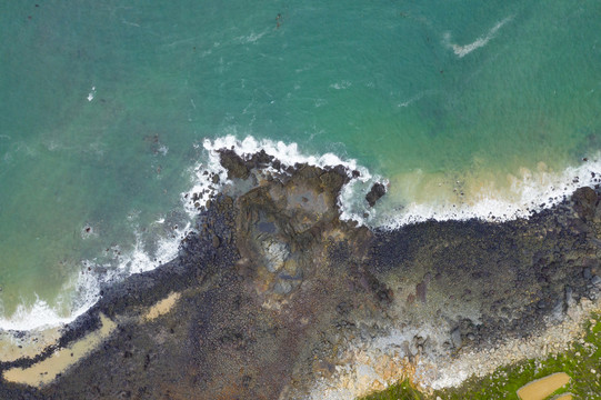 航拍海岸线海浪