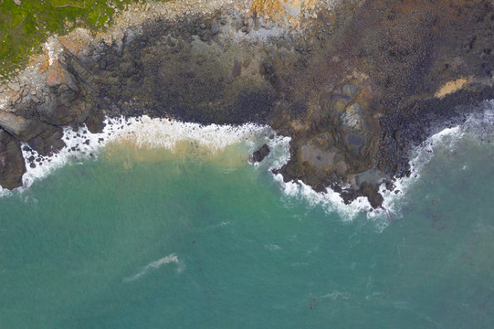 航拍海岸线海浪