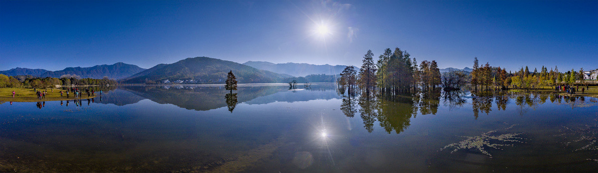 宽幅秋天的湖光山色摄影图