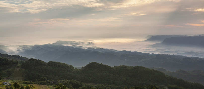朝霞晨雾缭绕山脉美丽景观