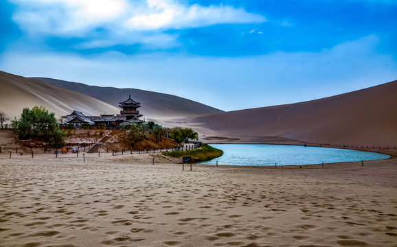 鸣沙山月牙泉