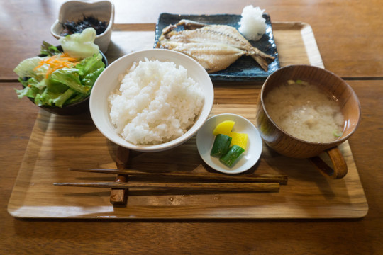 日料烤秋刀鱼米饭的定食