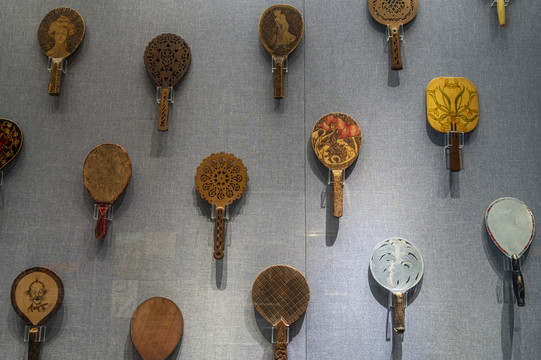 乒乓球博物馆陈列的早期球拍