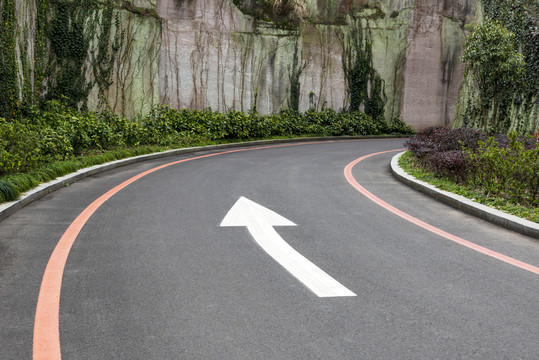 山路道路弯道路面行车指示