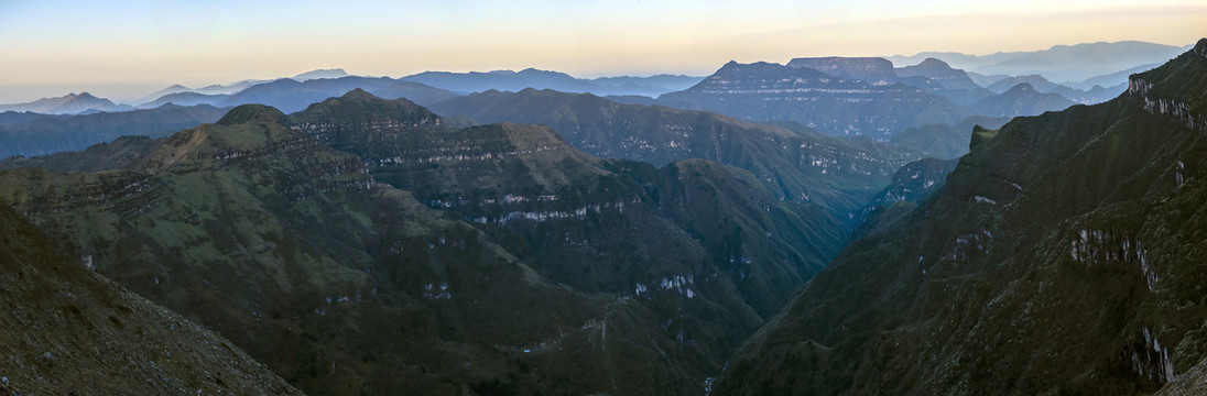 成峦叠嶂壮丽峻秀群山