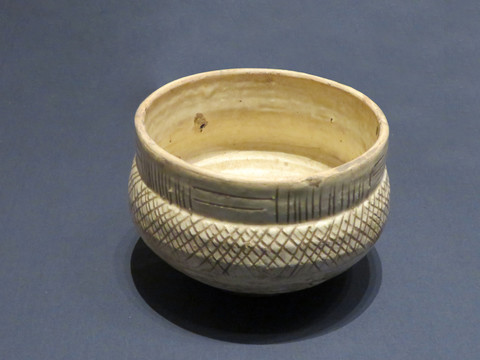 金代白釉刻划蓖纹瓷钵