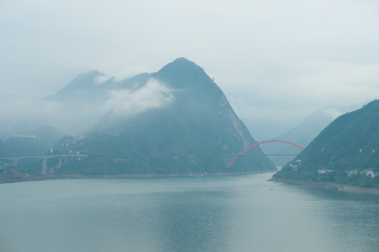 烟雨迷蒙的巫峡风光