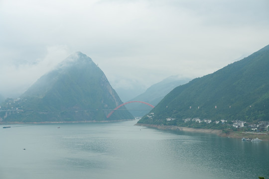 烟雨迷蒙的巫峡风光