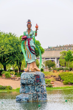 中国广东佛山石湾公园陶女雕塑