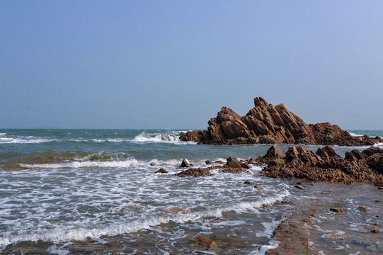 海边礁石海浪