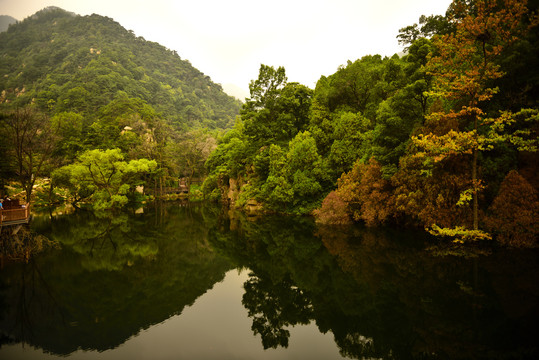 湖光山色倒影