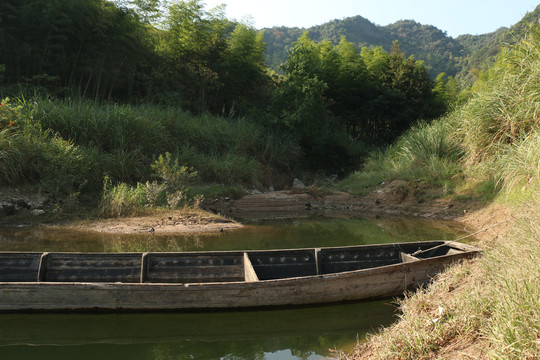 湖水边搁浅的木船
