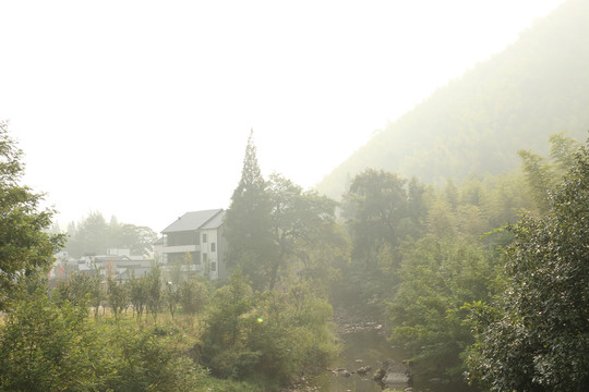 朦胧晨光中的小山村