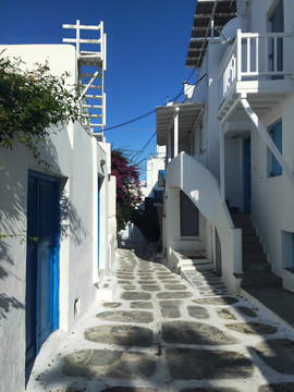 希腊午后阳光小巷蓝白建筑街景