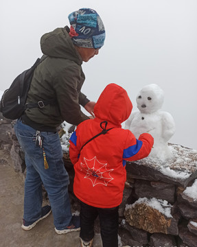 父子一起堆雪人