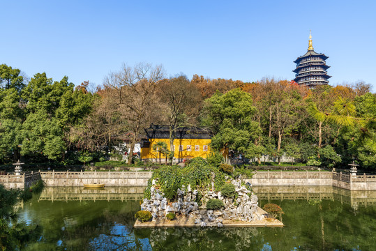 杭州西湖秋景雷峰塔放生池