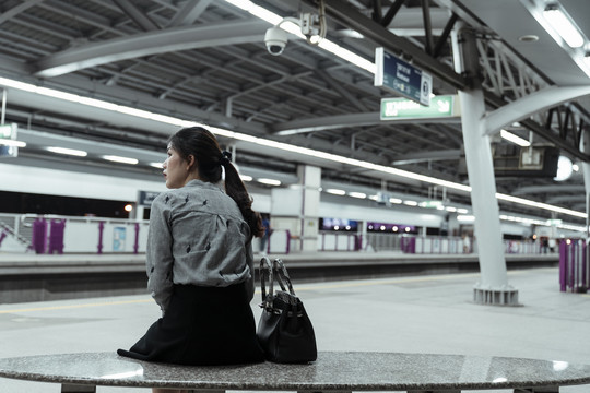 抄写空间——晚上坐在长凳上等火车的女人。