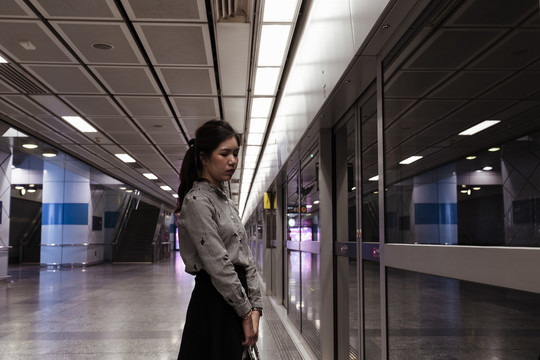 亚泰女子独自一人在地铁站等火车。