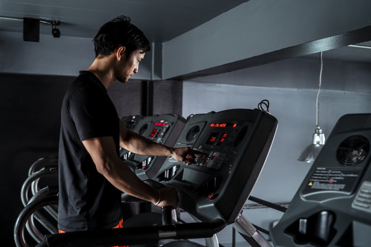 运动员亚泰运动男子跑步锻炼跑步机在健身房。