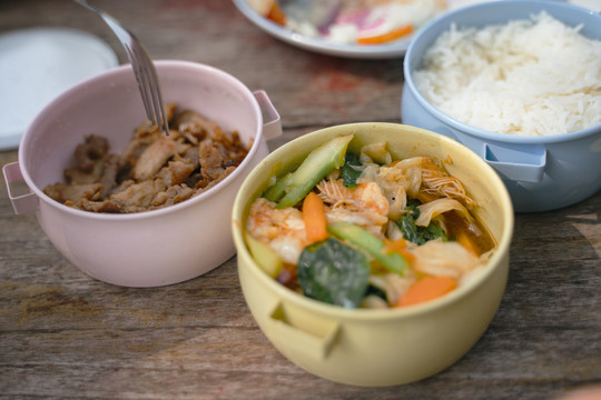 泰国食品容器（平托），食品运输工具，旅游食品。野餐，食物放在平托传统的容器里。