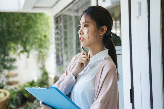 披着私服的马尾护发员参观老人家，观察老人的生活方式和风度。