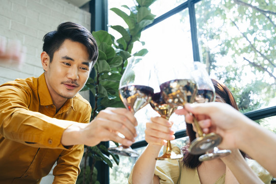 亚裔泰国人敬酒。一起庆祝。一群快乐的朋友在敬酒。