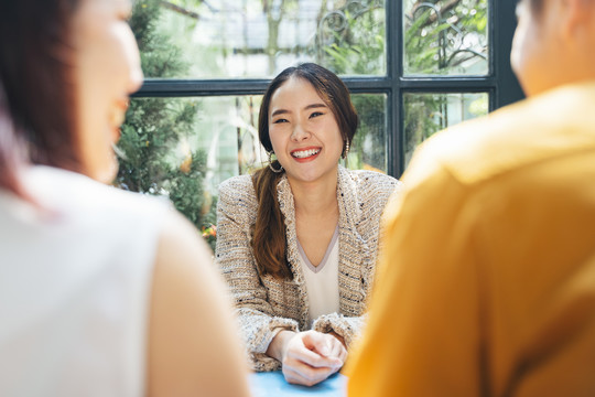 工作面试-两小时面试美丽的亚洲女人。人力资源经理与应聘者进行面试。交谈的人。