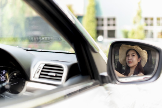 美丽的亚泰女子开车上路旅行。公路旅行。女司机。