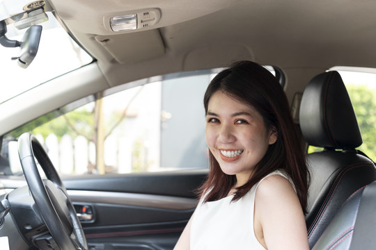 美丽的亚泰女子开车上路旅行。公路旅行。女司机。