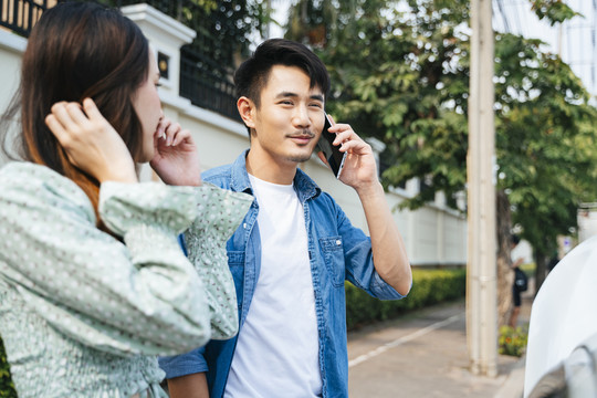 一对亚裔夫妇开始打电话给修理工修理路上抛锚的汽车。